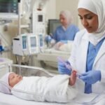 Teknik Pengambilan Darah Kapiler pada Neonatus: Mengapa Tidak Sesederhana Menusuk Tumit Bayi?