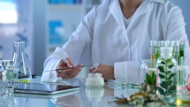 Kenapa Formula Kosmetik Sudah Stabil Tapi Tetap Jamuran? Memahami “Preservative Failure” dalam Formulasi